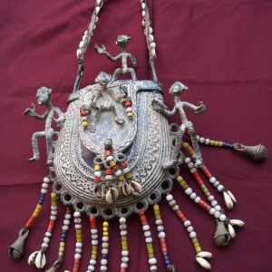 Peut être Art Africain Boîte à poudre ou à médecine Toubou ou sac de chameau à onguents Bronze touareg Niger