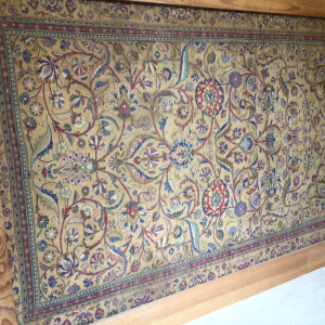 Tapis iranien ancien en soie monté sur cadre en bois