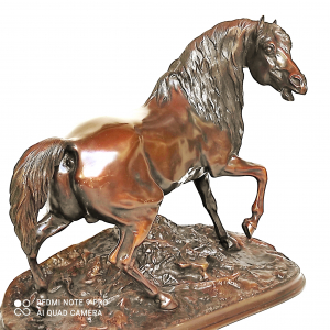 Un cheval en bronze Signé P J Mène