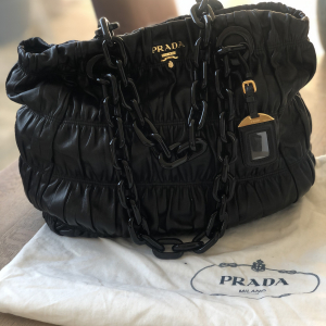 Sac à main cuir agneau gauffré noir PRADA