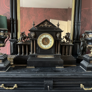Horloge marbre noir et sculptures bronze