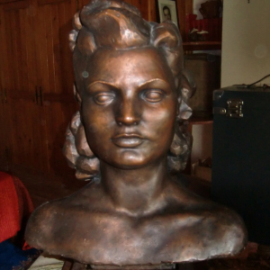 Buste en bronze signée