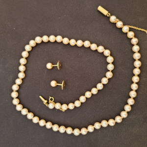 collier de perles et boucle d'oreille