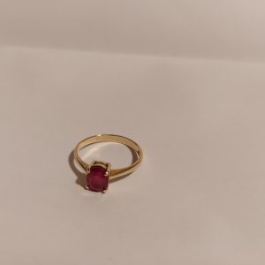 Bague en or avec un rubis