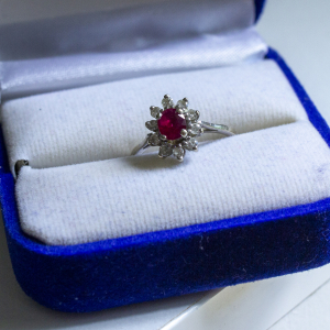 Bague or blanc, rubis et diamants