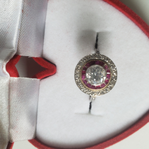 Bague or blanc diamants et rubis