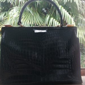 Sac hermès croco noir vintage très bon état.