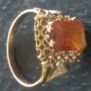 bague or et saphir orange?