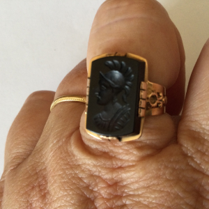 Bague or avec une pierre noire