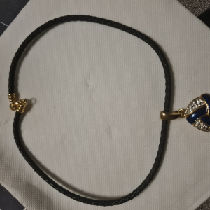 Pendentif avec collier en cordon cuir