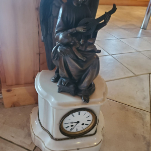 horloge marbre et statue