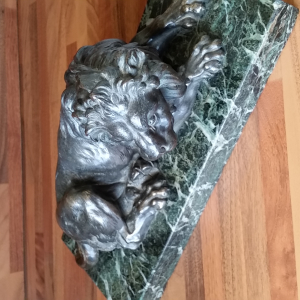 Lion couché en bronze