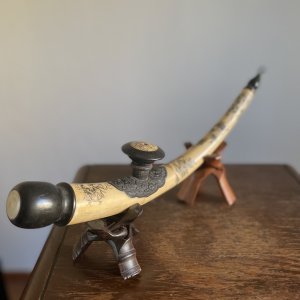 Pipe à fourneau métallique corne (ou ivoire) et bois gravée