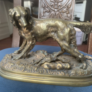 Sculpture en bronze représentant un chien de chasse avec un lapin couché entre ses pattes par Jules Moigniez.