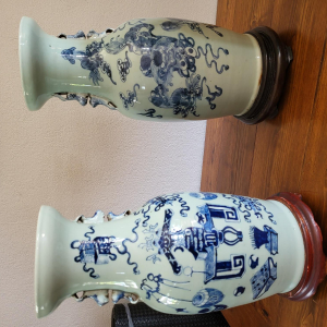 Trois vases en porcelaine de Chine bleu et blanc , 19ème