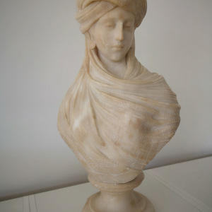 Buste jeune femme au turban en marbre