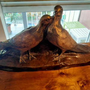 Sculpture deux pigeons signée J.D Aste