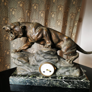 Sculpture Tigre rugissant en bronze avec pendule (montée sur base en marbre) -  Thomas François CARTIER - Années 1920