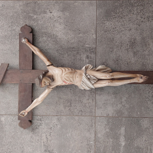 Grand Christ en bois sculte patine polychrome 18 ème