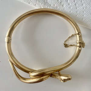 bracelet en or en forme de serpent, avec un œil en émeraude