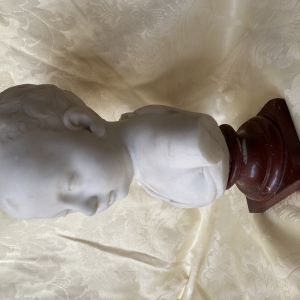 Buste d'enfant en marbre blanc sur socle en marbre rouge