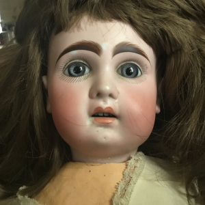 Poupée à tête de porcelaine