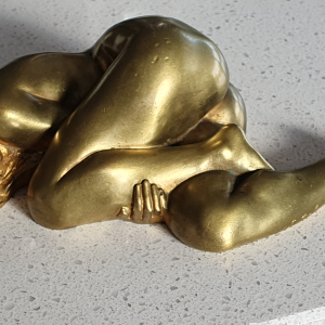 Bronze doré, femme nue allongée, signé L Delapchier