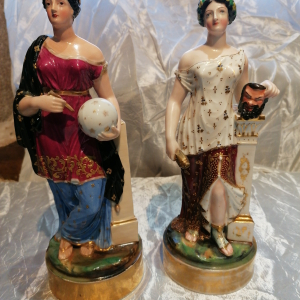 2 figurines porcelaine représentant des déesses