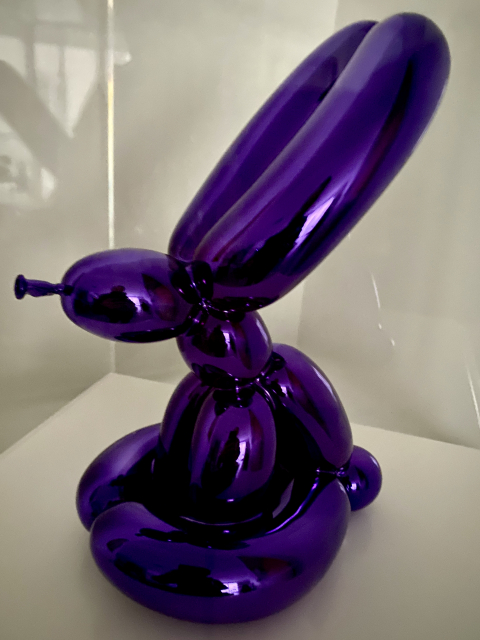 
															Jeff Koons, Balloon Rabbit (Violet) porcelaine chromée, 2019 29 x 14 x 21 cm, 999 ex.
														