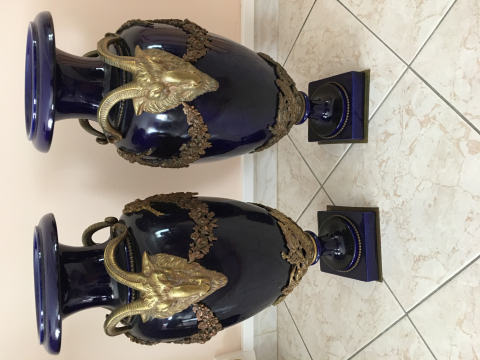 
															Paire de vases balustre, en porcelaine de Sèvres bleu de four
														