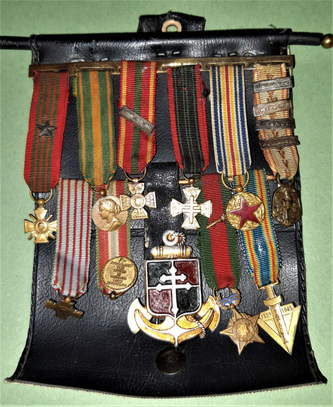 
															Présentoir de poitrine: 11 décorations Miniatures de Guerre  39-45
														