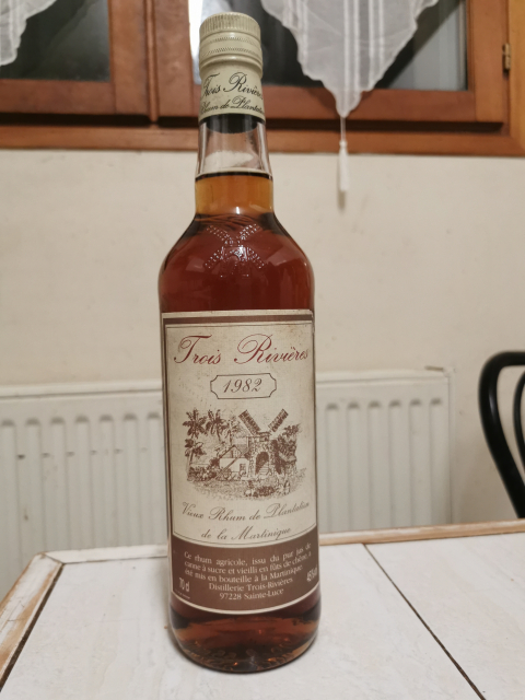 
															rhum de Martinique Trois Rivières de 1982
														