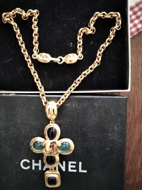 
															Collier chanel
														