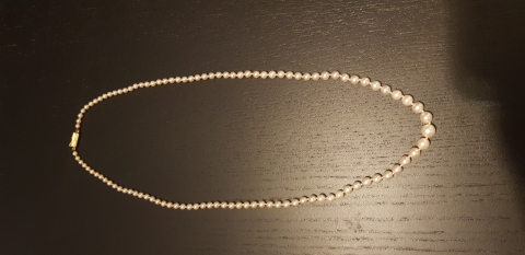 
															collier de perles en chute
														