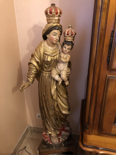 
															Vierge à l'enfant en bois polychrome doré. Fin XVIIIe - début XIXe
														