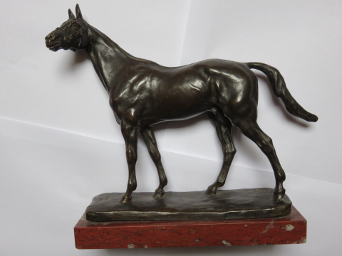 
															Cheval en bronze de Gaston d'Illiers sur socle en marbre
														