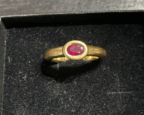 
															Bague jonc or rubis Chaumet
														