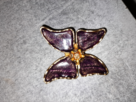 
															Broche yves St Laurent
														