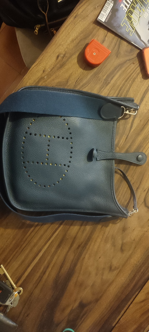 
															SAC EVELYNE HERMES BLEU MARINE EXCELLENT ETAT
														