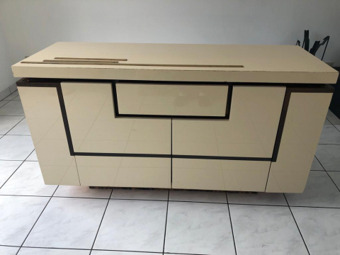 
															buffet laqué beige laiton roche bobois 1970 jean claude mahey
														