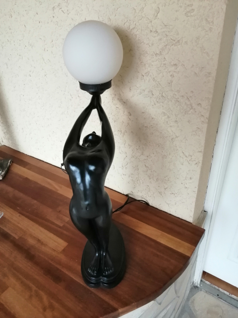 
															Statue lampe
														
