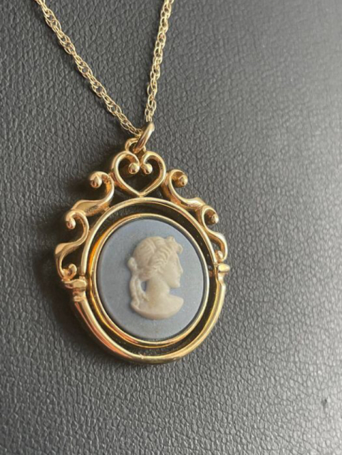 
															Collier et pendentif - OR 9 carats - wedgwood Classical drop
														