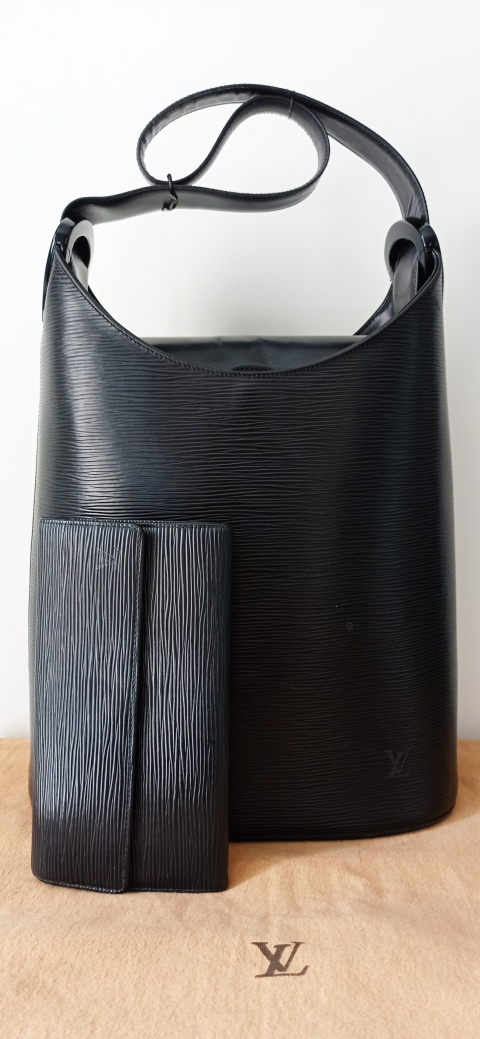 
															SAC A MAIN BLACK EPI VERSEAU  LOUIS VUITTON
														