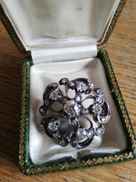 
															broche diamant or argent
														