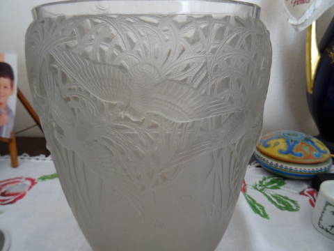 
															Vase signé R.LALIQUE
														