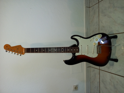 
															guitare électrique fender MEXICAINE stratocaster année 1962
														