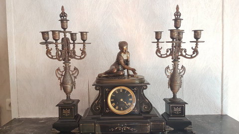 
															Horloge signée Bardou et fils Montpellier style Napoléon III et 2 chandeliers
														
