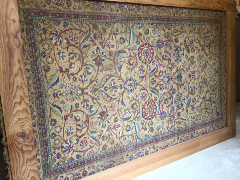 
															Tapis iranien ancien en soie monté sur cadre en bois
														