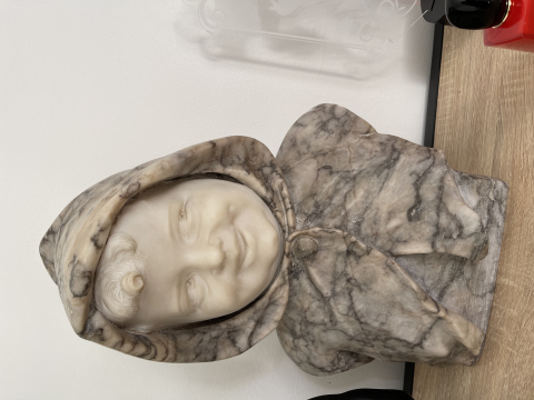 
															Sculpture bébé en marbre
														