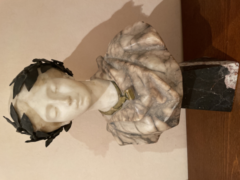 
															Sculpture tête et buste en albâtre  et marbre polychrome signée Montini
														